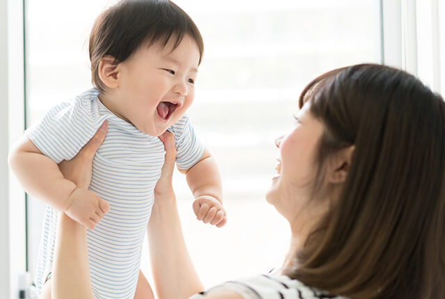 笑顔のママと赤ちゃん